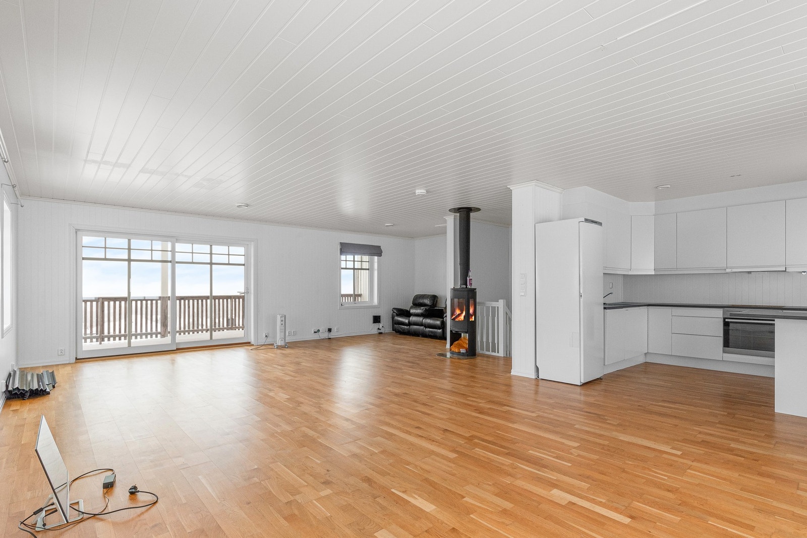 De store vindusflatene gir godt med lysinnslipp. Planløsningen sørger for en luftig atmosfære. Galleribilde