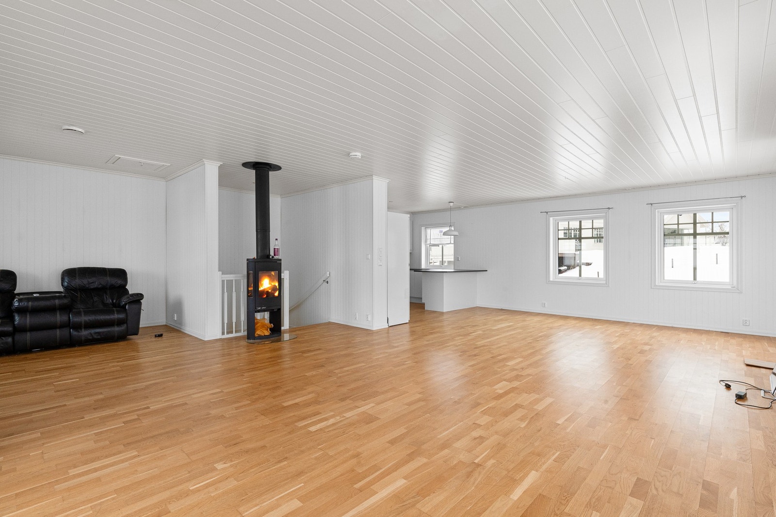 Boligen har balansert ventilasjonsanlegg. Overflatene er i en tidløs hvit-tone og på gulv er det lagt parkett. Galleribilde