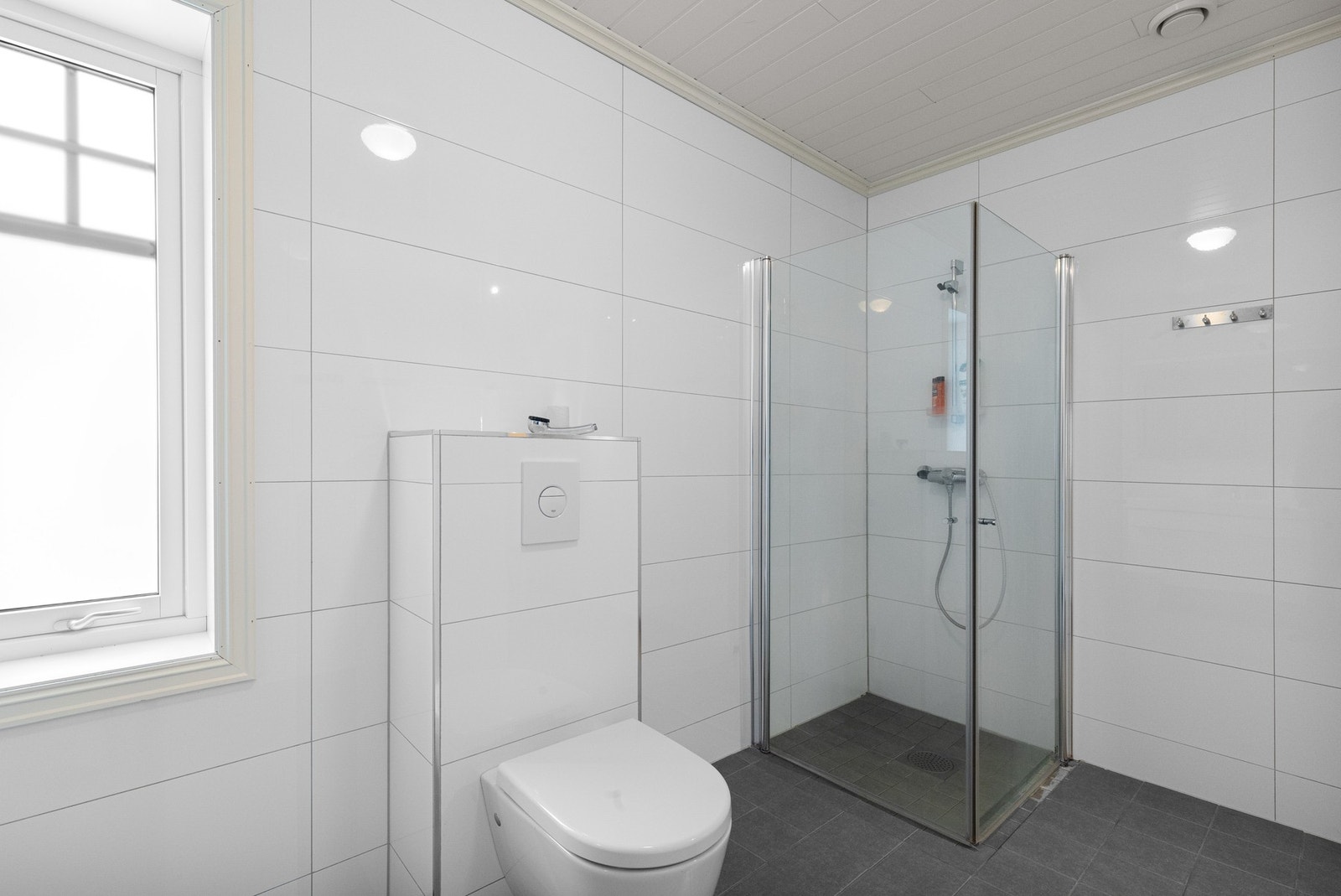 Det er elektriske varmekabler i gulv. Galleribilde