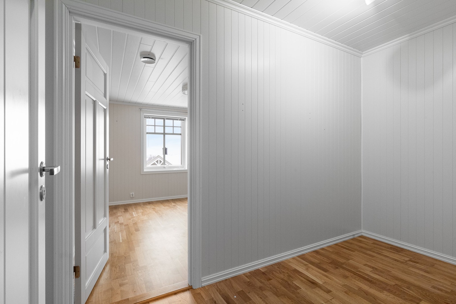 Soverom nr. 2 med mellomgang som er perfekt for et walk-in closet. Galleribilde