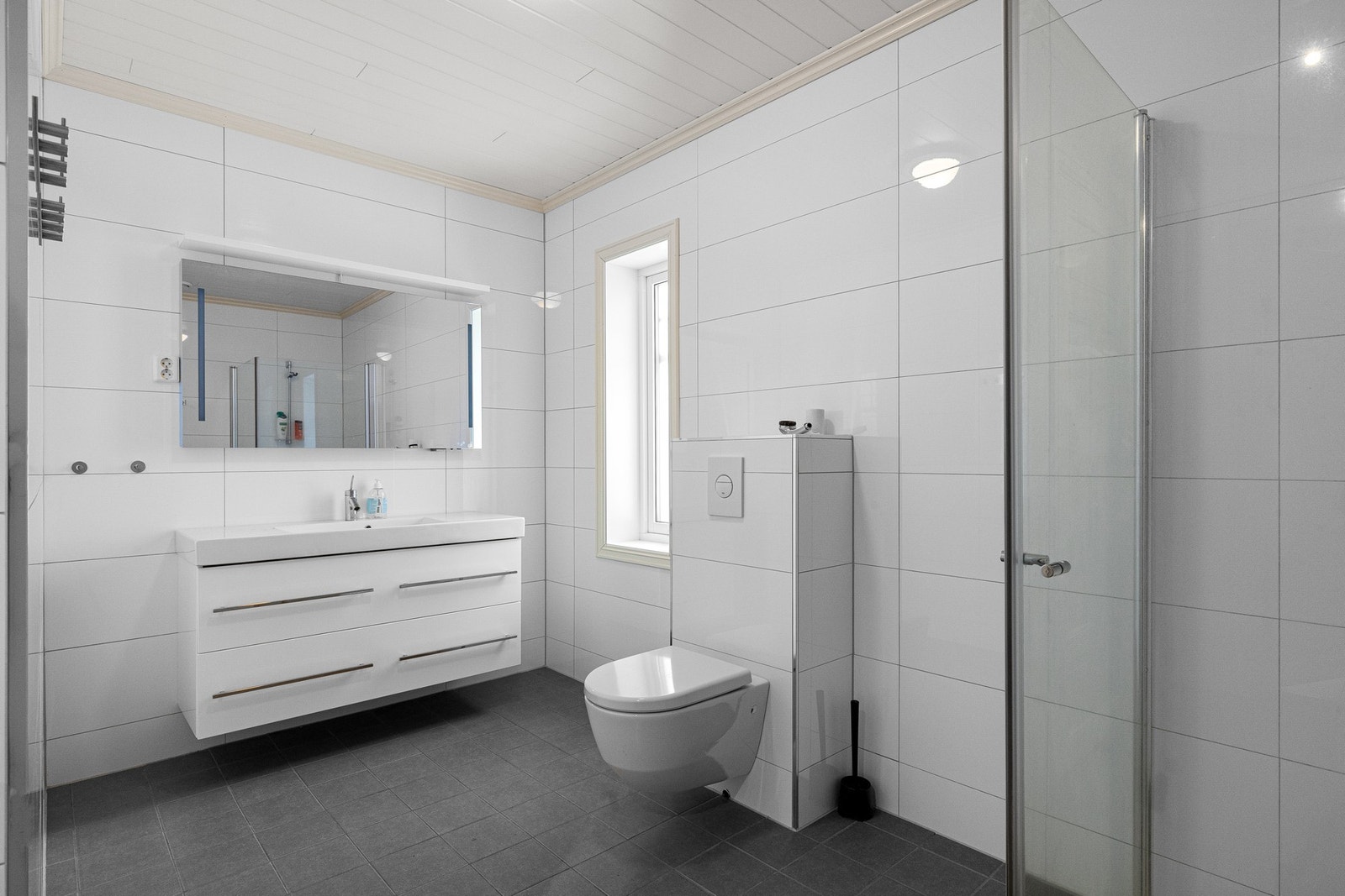 Baderom nr. 1 fremstår lyst og tidløst. Galleribilde