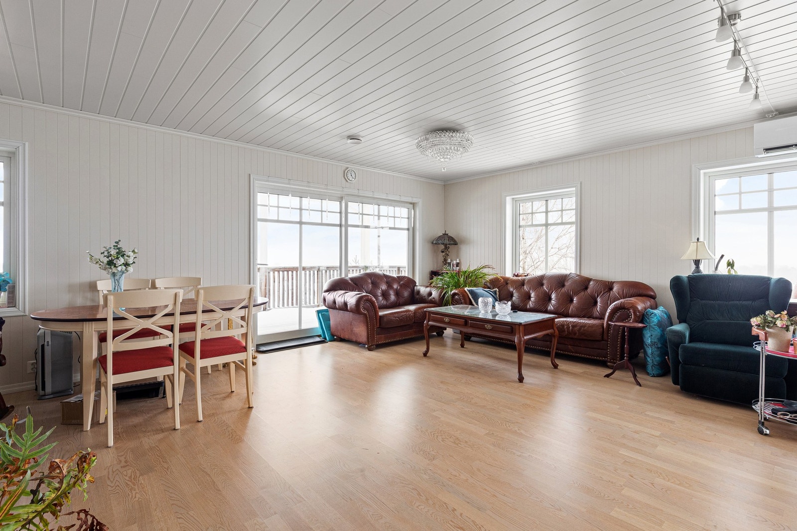 De store vindusflatene på to sider slipper inn mye naturlig lys. Galleribilde