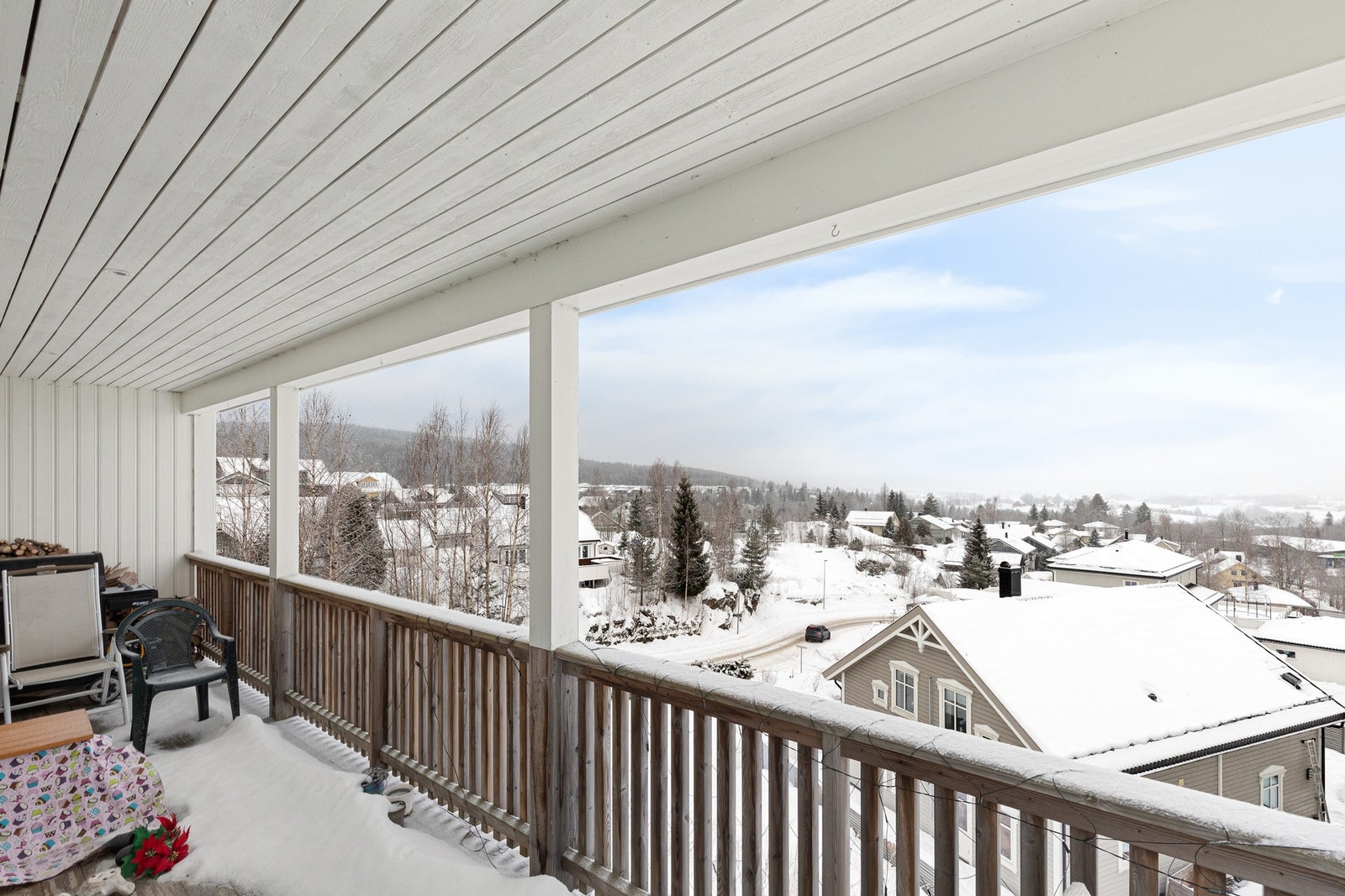 Terrassen ligger på et høydedrag med sjelden utsikt over Øvre Romerike. Galleribilde