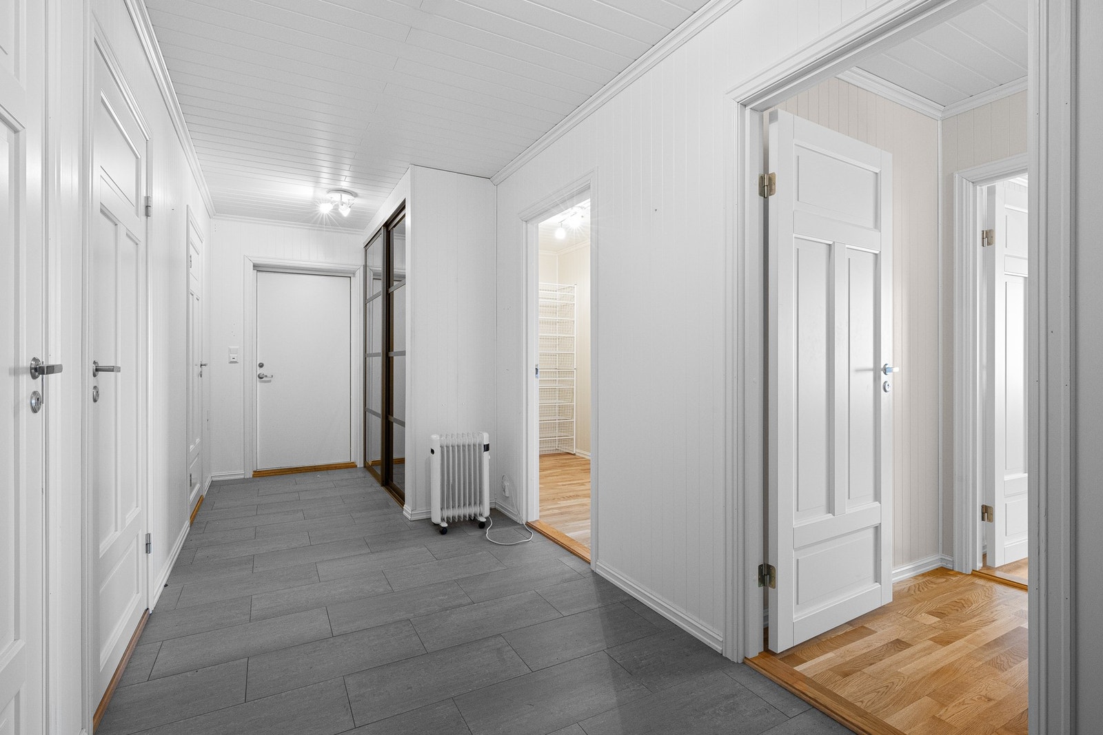 I gangen er det satt inn en stor skyvedørsgarderobe. Galleribilde