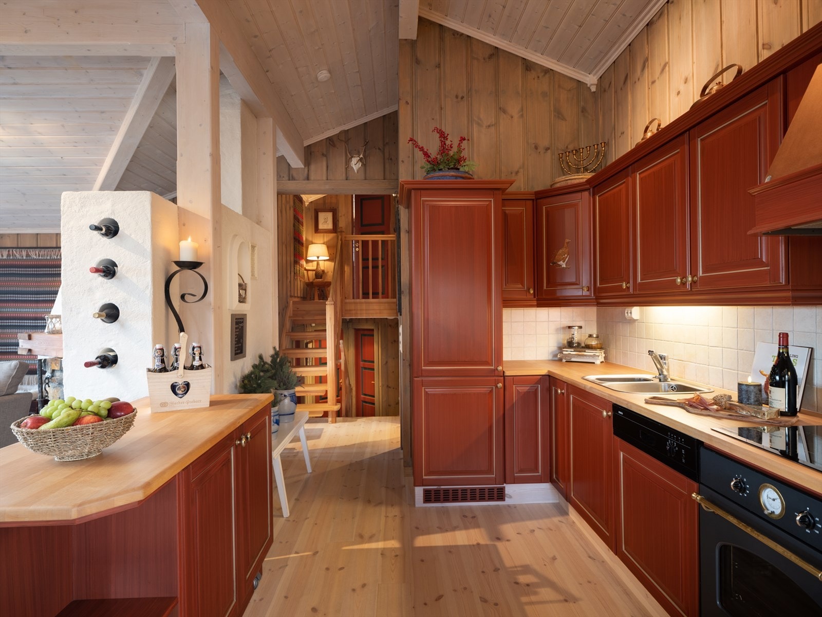 Klassisk hyttekjøkken med mye god arbeidsplass Galleribilde