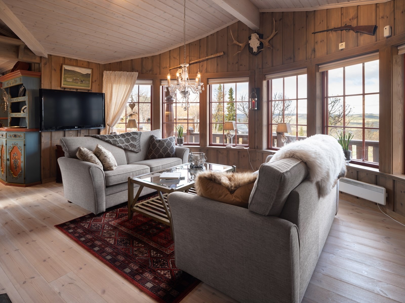 Her får du den flotte utsikten rett inn i hytta Galleribilde