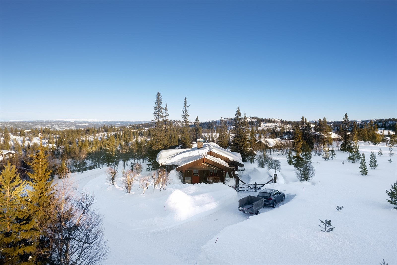 Bilvei helt frem til hytta, og god plass til parkering for flere biler. Galleribilde