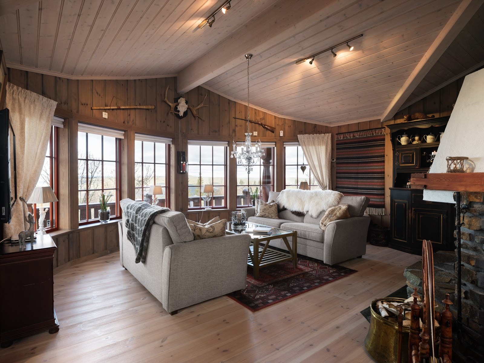 Hyttas hjerte er den koselige stua Galleribilde