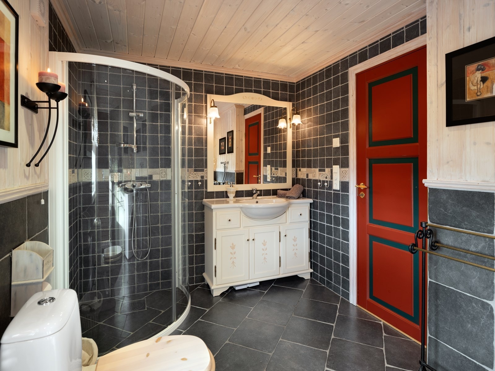 Romslig bad ved soveromsavdelingen Galleribilde