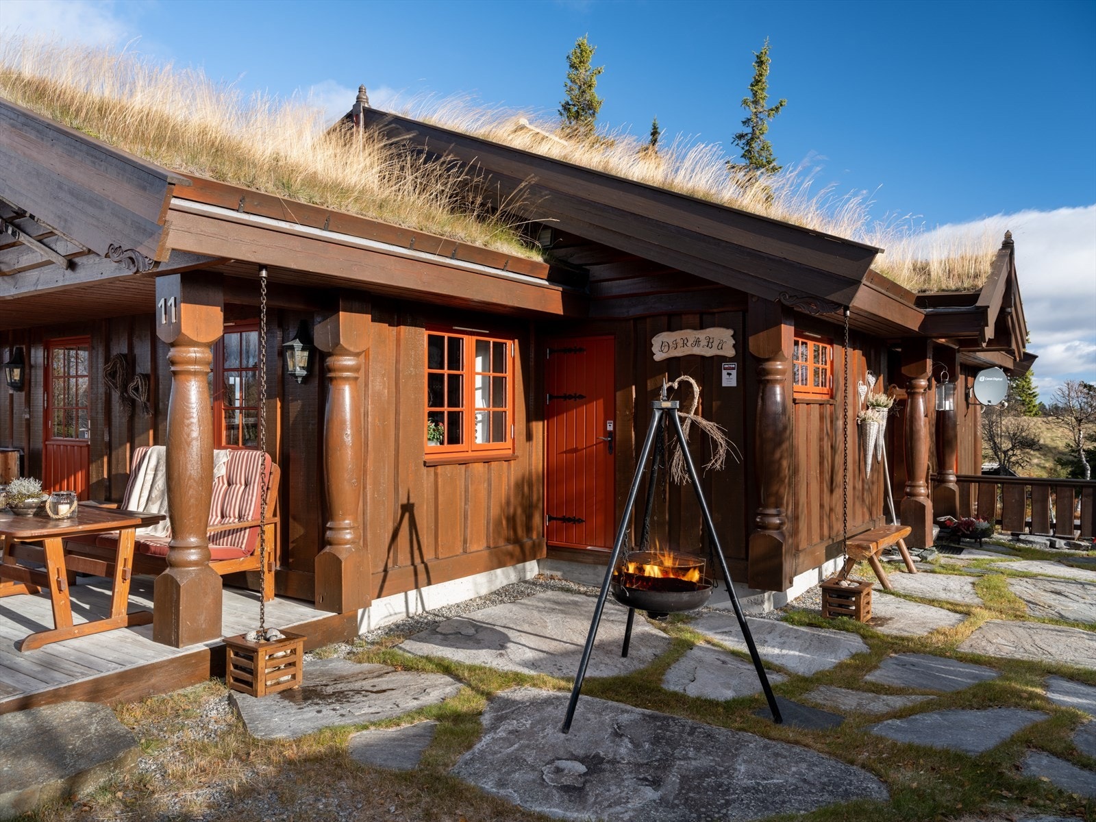 Den solrike og store uteplassen/ terrassen kan nås fra stue og ytterdør. Galleribilde