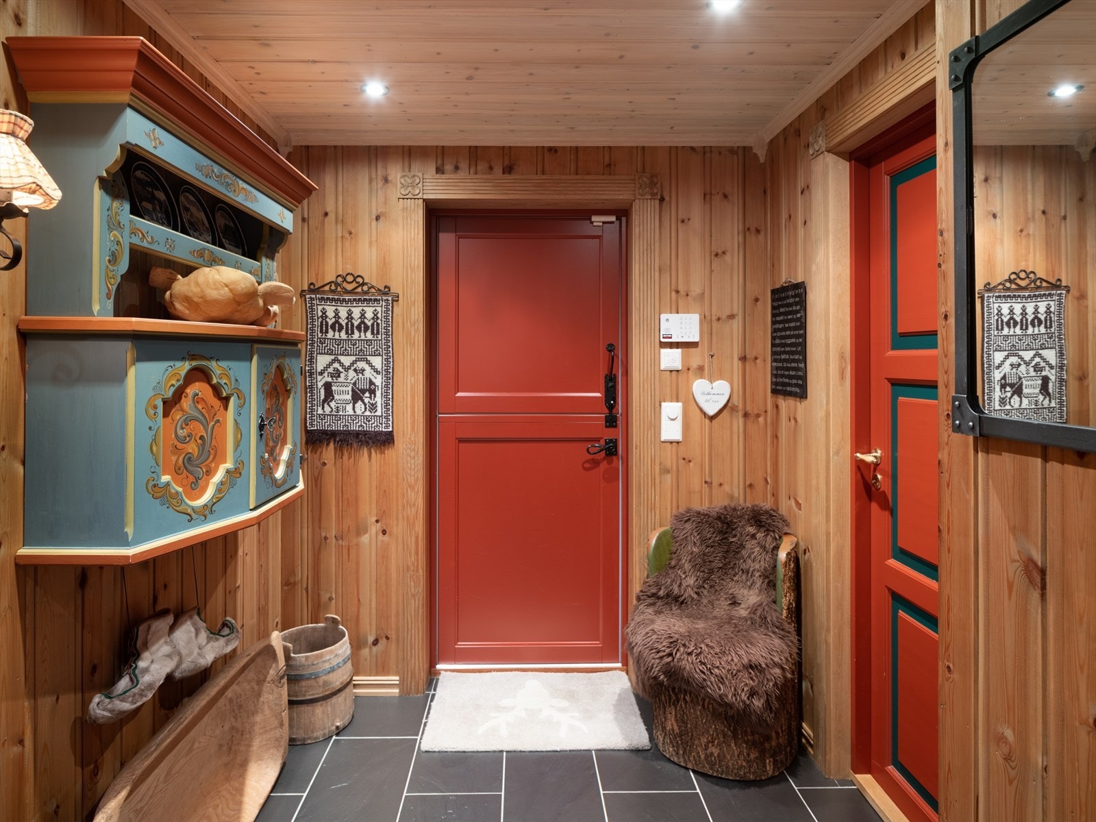 Hyggelig entrè med tilgang til to boder og wc-rom Galleribilde