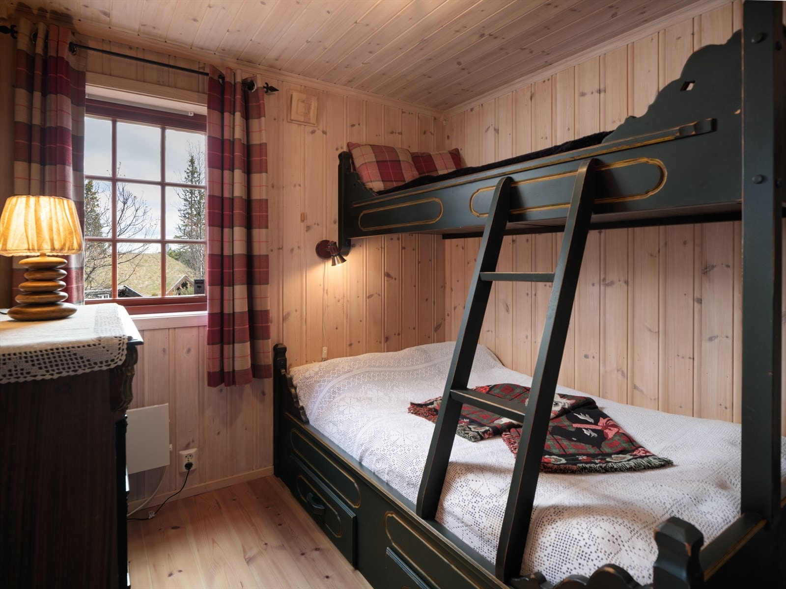 Soverom 2 med plassbygget familiekøye Galleribilde