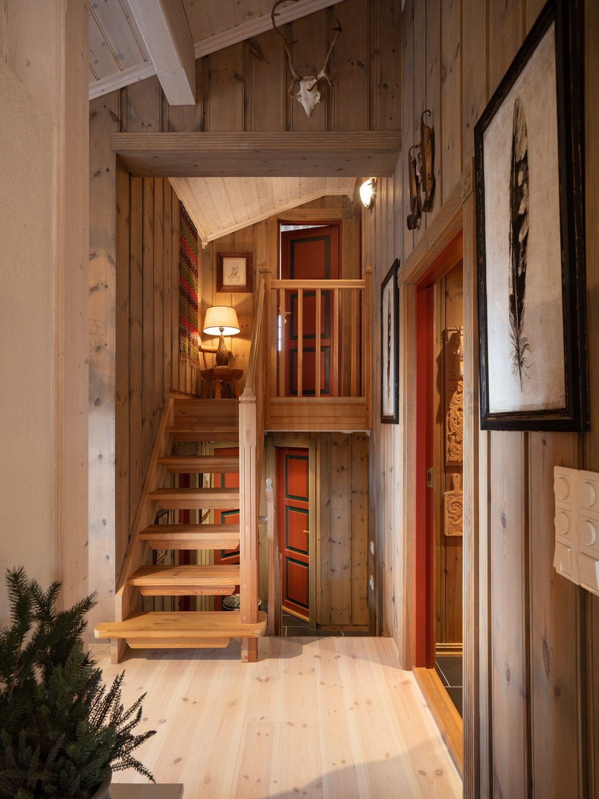 Hytta har egen avdeling med soverom og bad en halv etg. ned, i tillegg til loftsrom Galleribilde