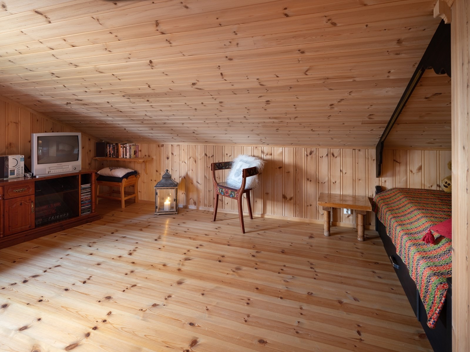 Ett av rommene på loft kan fint brukes som loftstue Galleribilde