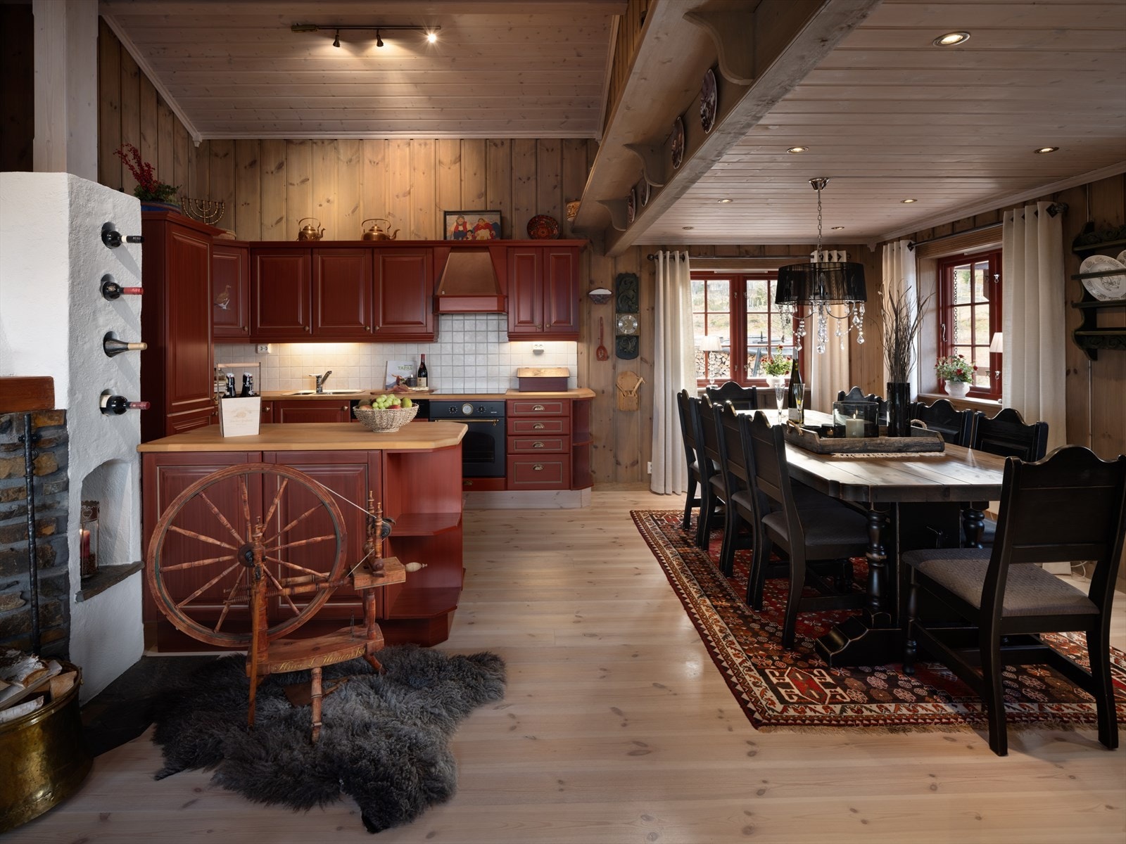 Delvis åpen løsning til kjøkken med god plass til spisestue Galleribilde