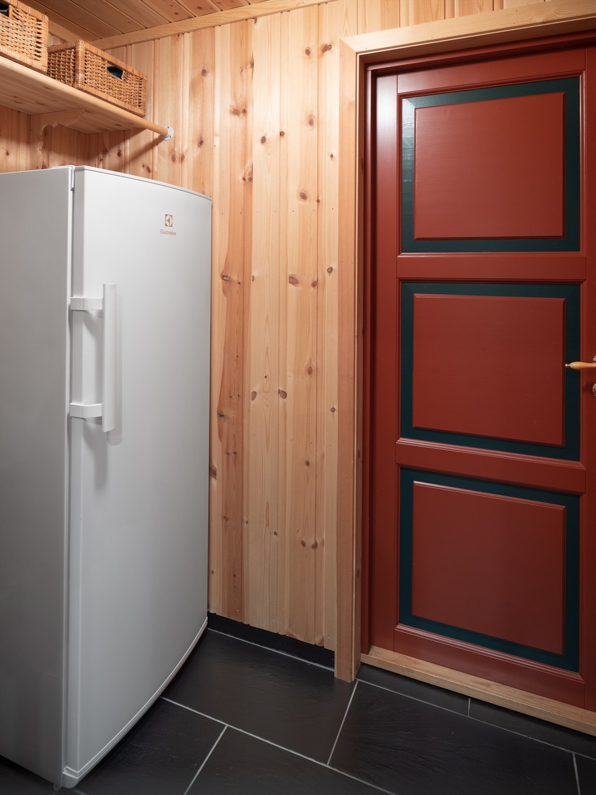 Ved inngangsparti er det også teknisk rom, tilknyttet bodrom, med egen utgang Galleribilde