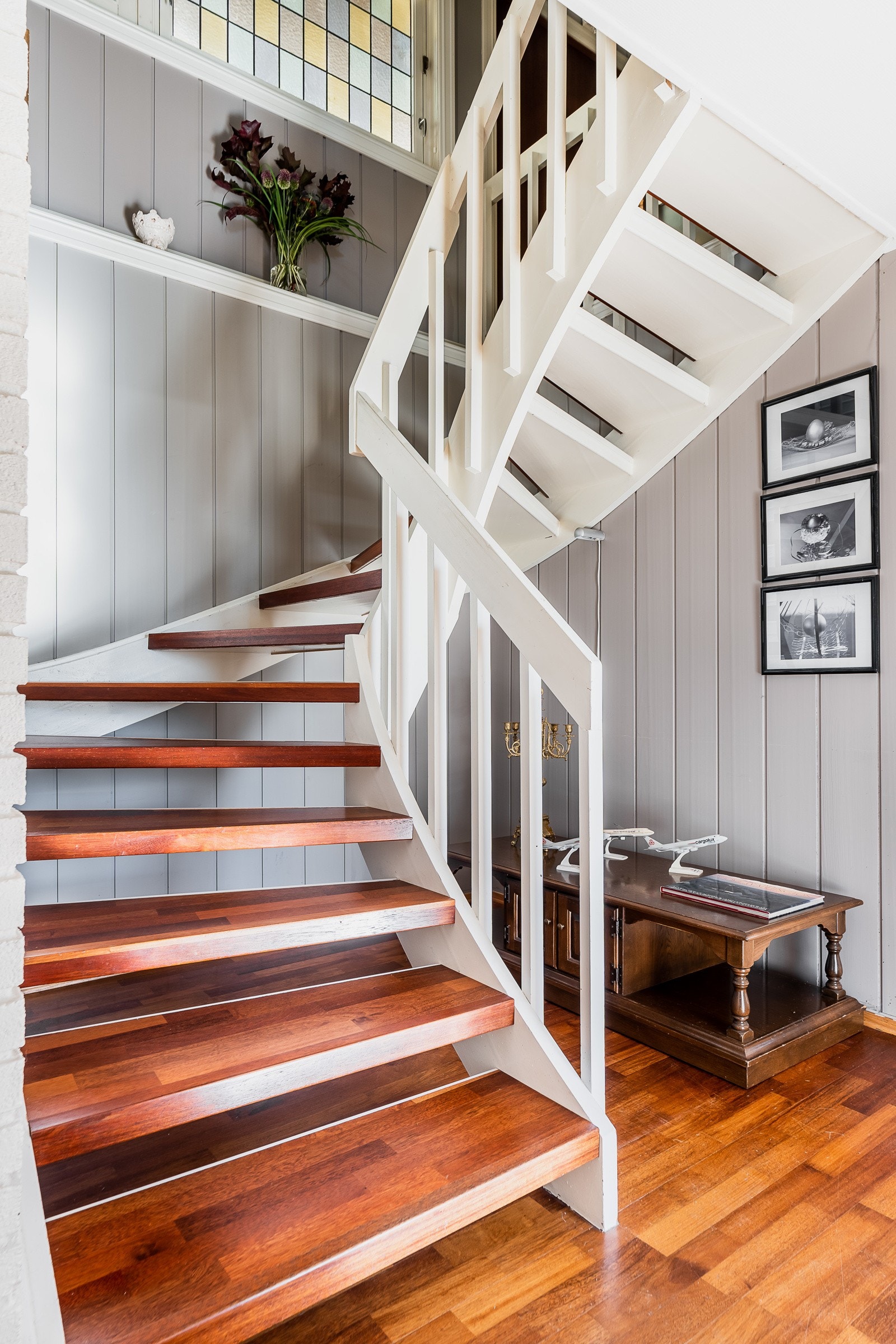Dekorativ trappesats mellom etasjene. Galleribilde