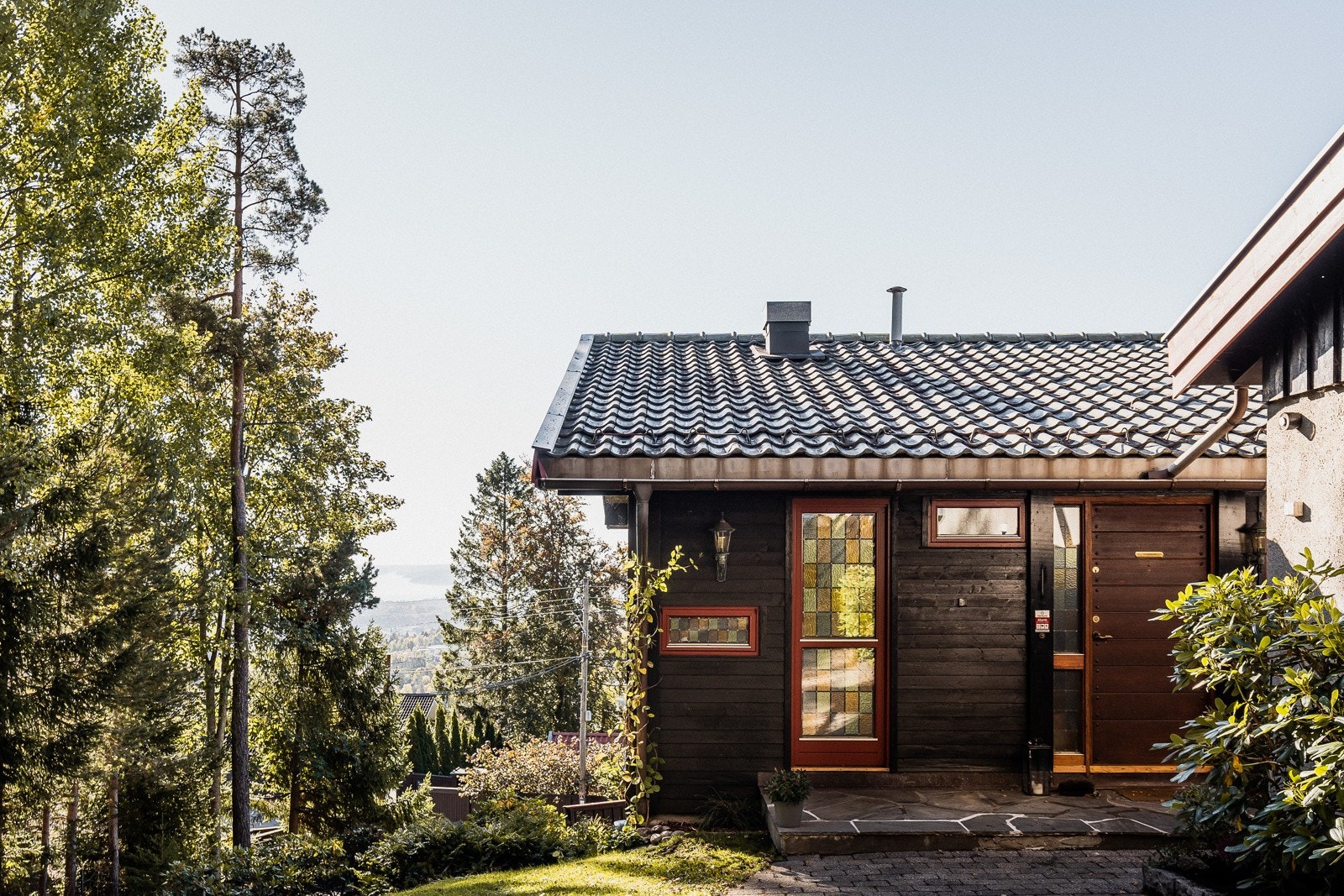 Eiendommen har flott beliggenhet i Holmenkollen, i et veletablert villaområde som oppleves både familievennlig og idyllisk. Galleribilde