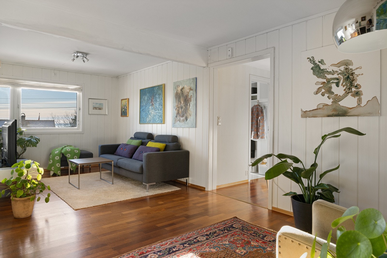 Et smart innredet rom for storfamilien hvor familiens yngste vil ha godt med plass for vennebesøk og lek. Galleribilde