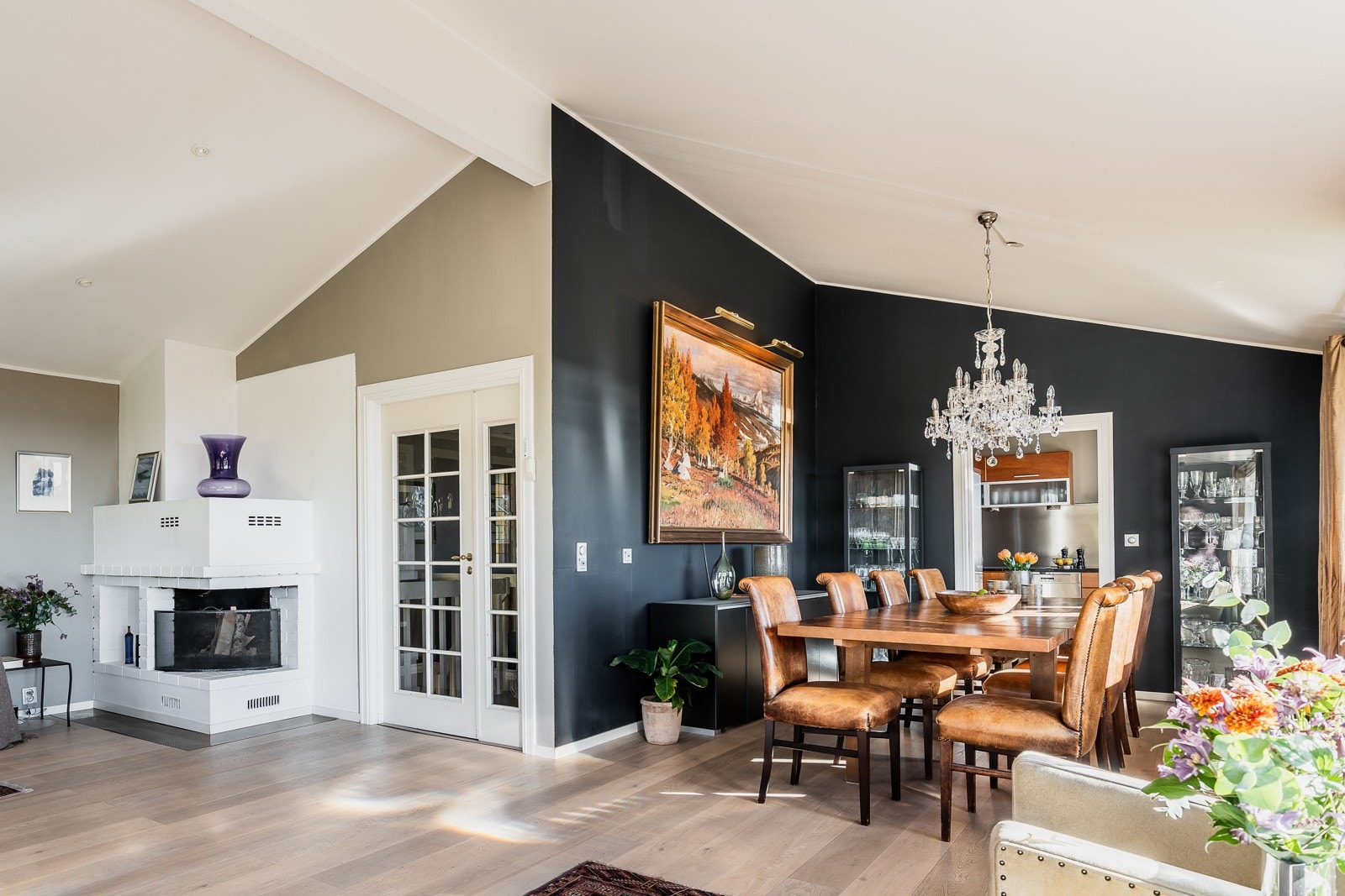 Gulvet er belagt med 1- stavs parkett, og veggoverflatene er pent malt i tidsmessige farger. Galleribilde