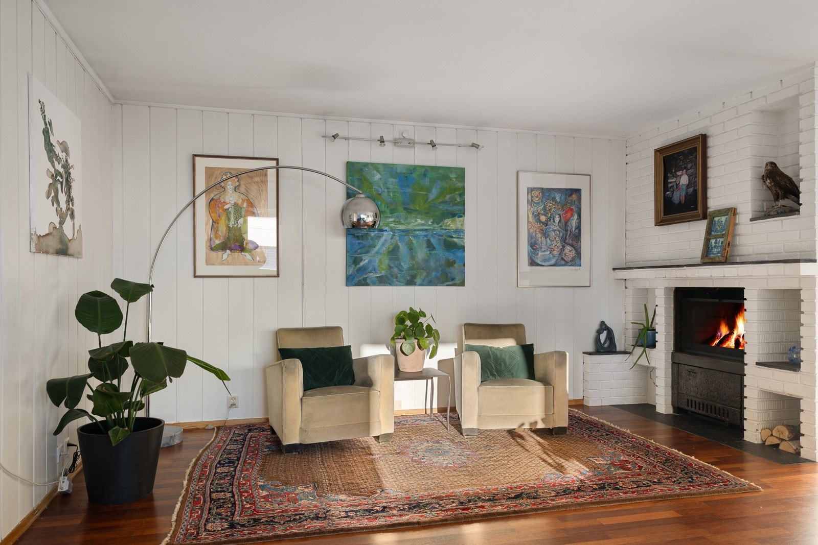 I tillegg til stuen/spisestuen i første etasje inkluderer eneboligen en praktisk tv-stue med peis i underetasjen. Galleribilde