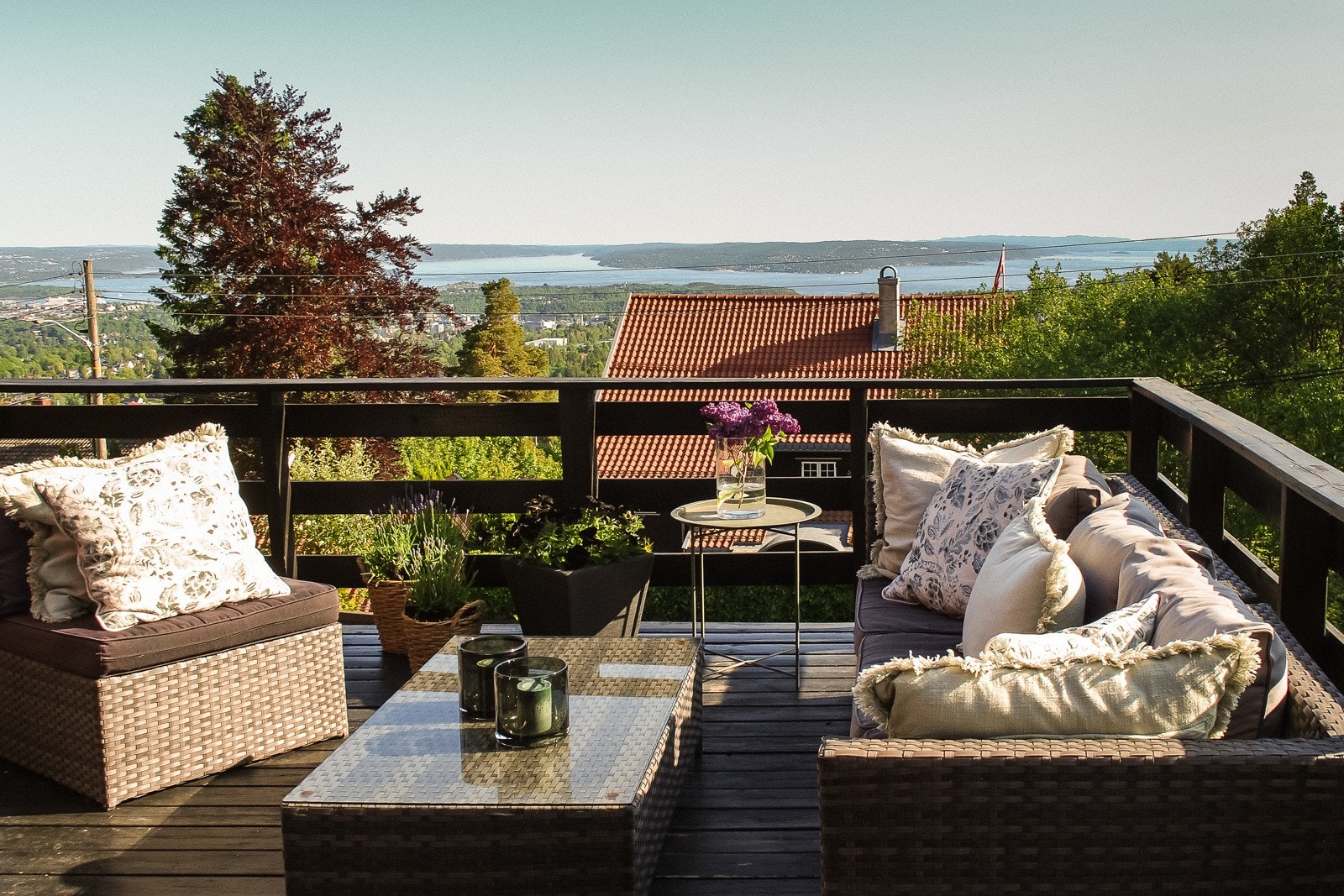 Boligen har en stor terrasse på hele 42 kvm. som ligger høyt og fritt og har en overbygd del. Galleribilde