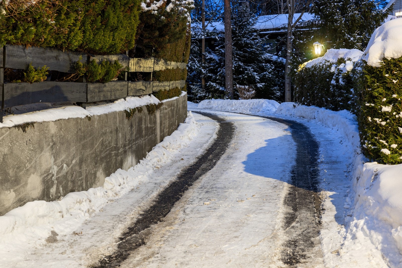 Det er varmekabler i kjøresporene opp bakken. Galleribilde