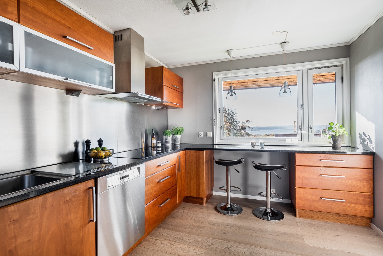 Kjøkkenet har integrere hvitevarer. Galleribilde