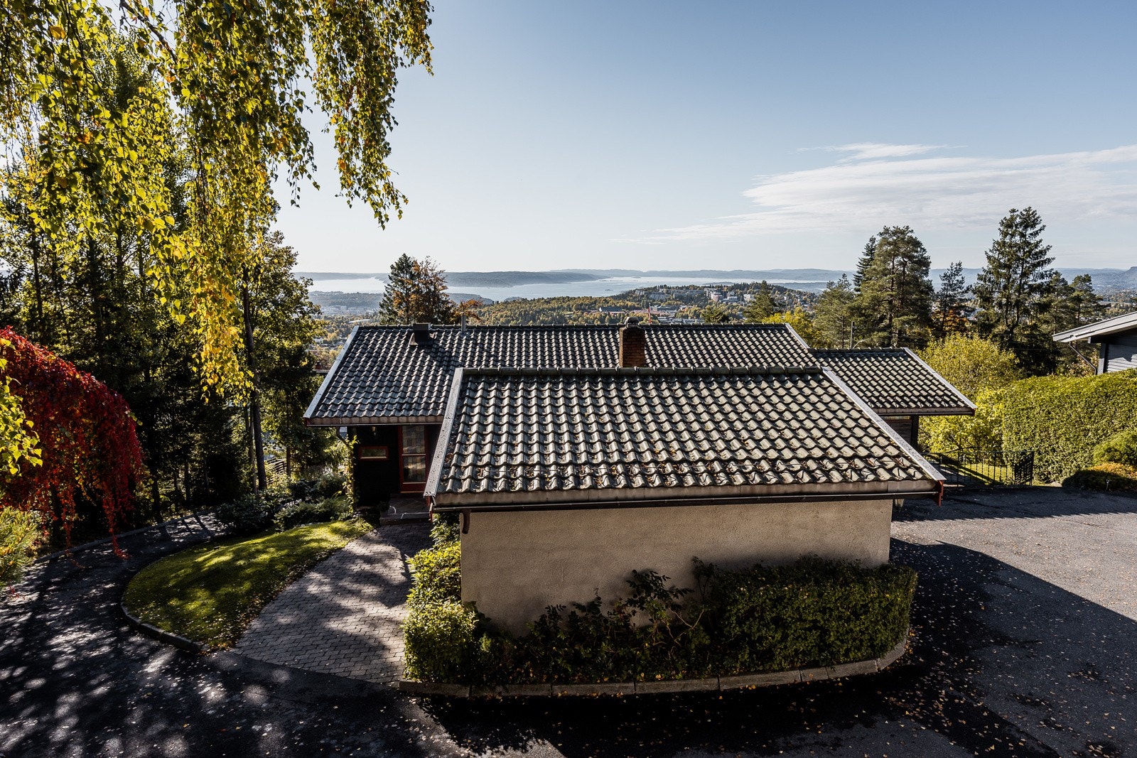 Eiendommen ligger godt opp fra Setra vei. Galleribilde