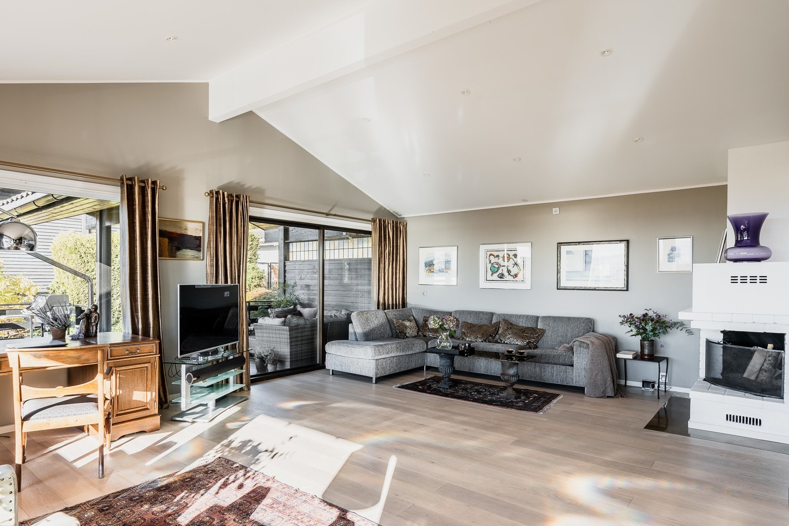 Stuen har generøs takhøyde. Galleribilde