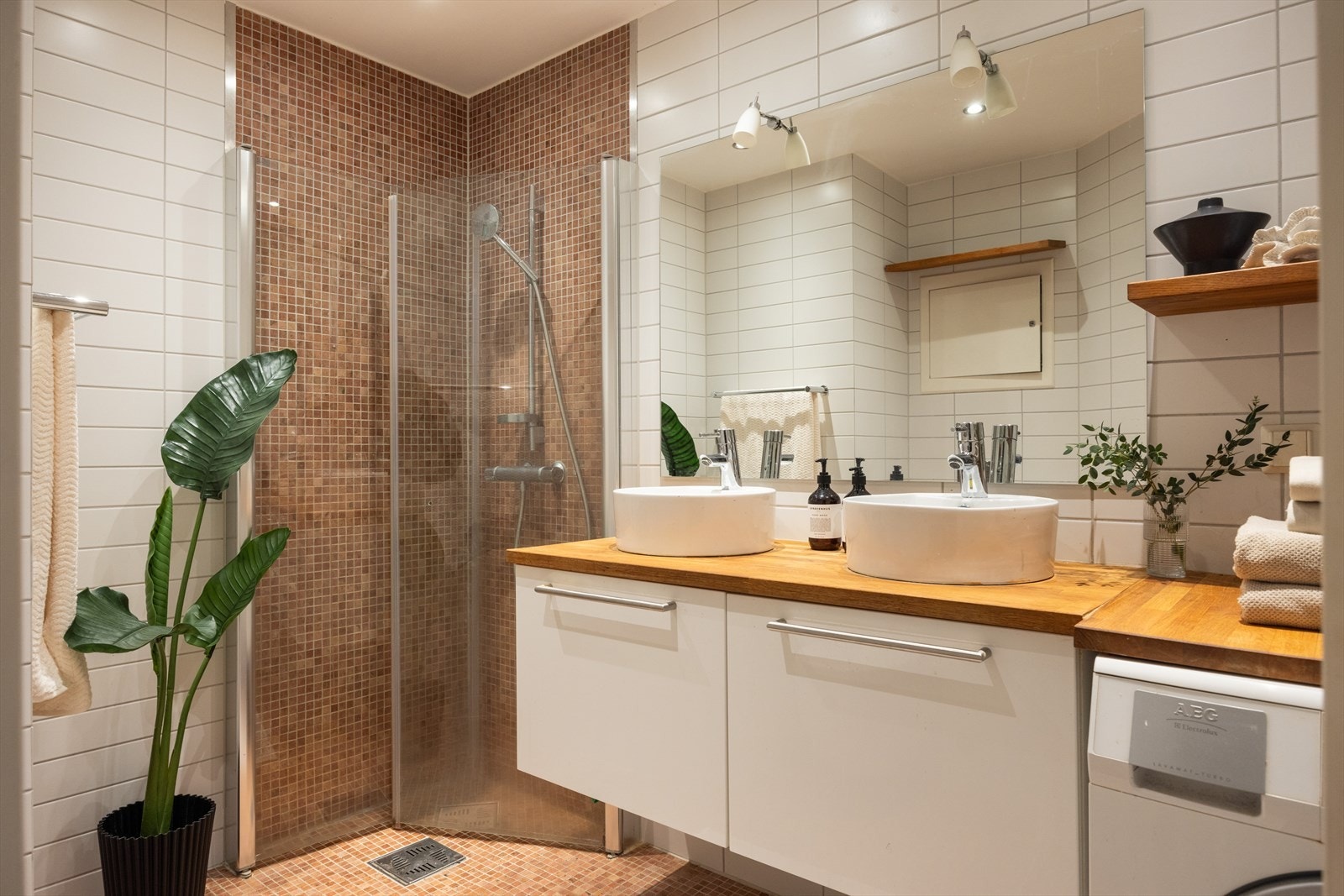 - Flislagt baderom fra byggeår med varme i gulvet og downlights i himling - Galleribilde