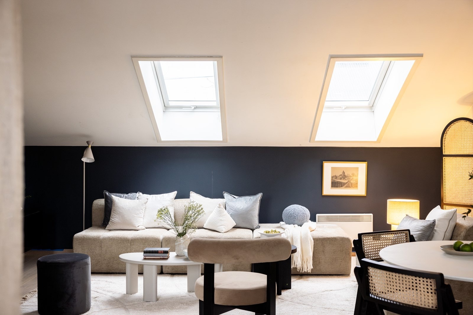 - Leiligheten er malt i delikate og tidsriktige farger - Galleribilde