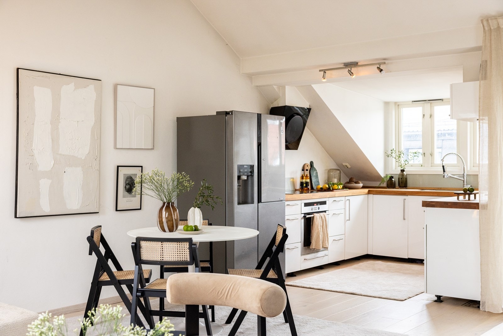 - Kjøkken fra byggeår med åpen løsning mot stuen - Galleribilde