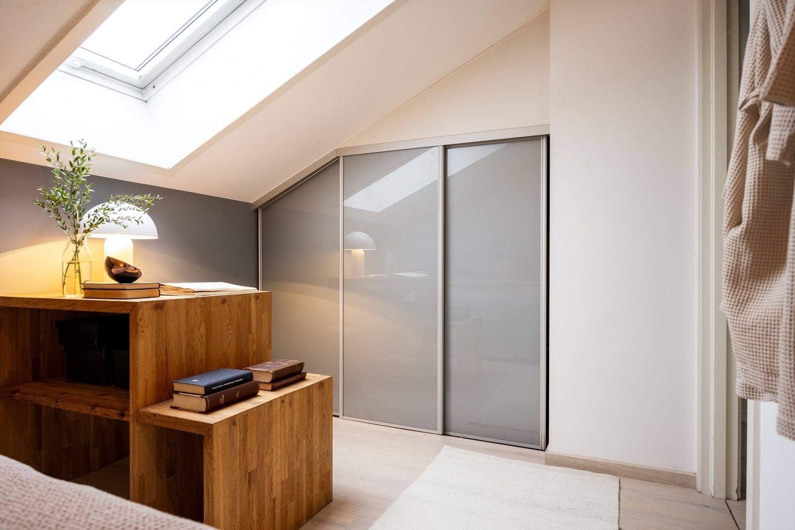 - Godt med oppbevaringsplass i skyvedørsgarderobe - Galleribilde