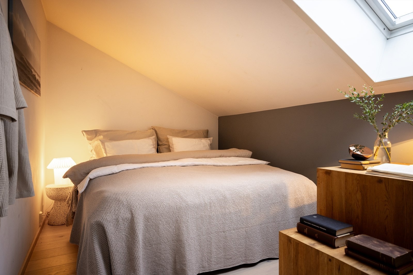 - Romslig hovedsoverom med god plass til dobbeltseng med tilhørende nattbord - Galleribilde