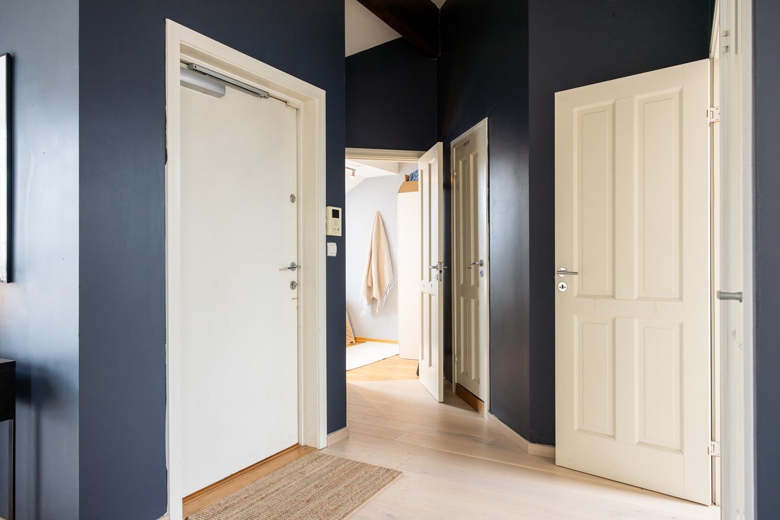 - Velkommen inn! Lys og innbydende entré som gir et godt førsteinntrykk av leiligheten. God plass til sko og yttertøy - Galleribilde
