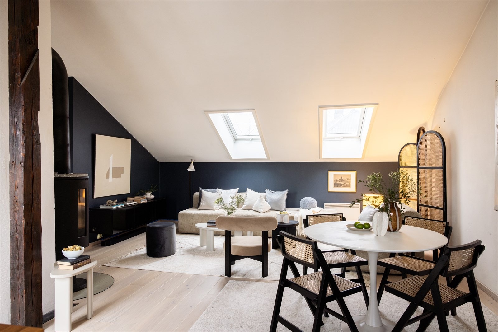 - Lys og hyggelig stue med generøs takhøyde på opptil 3,4 meter - Galleribilde