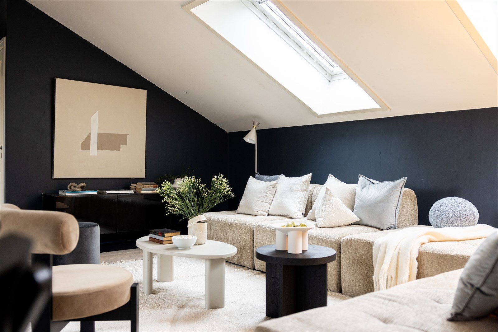 - God plass til sofaseksjon med tilhørende møblement - Galleribilde