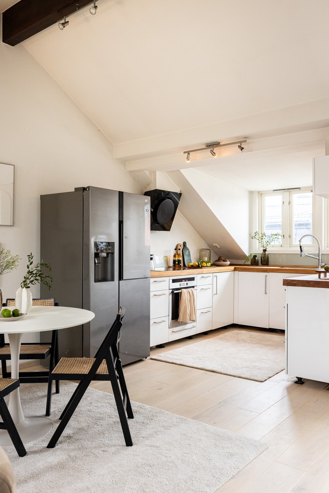 - Det er mulighet for å flytte kjøkken ut i stuen og etablere ekstra soverom - Galleribilde