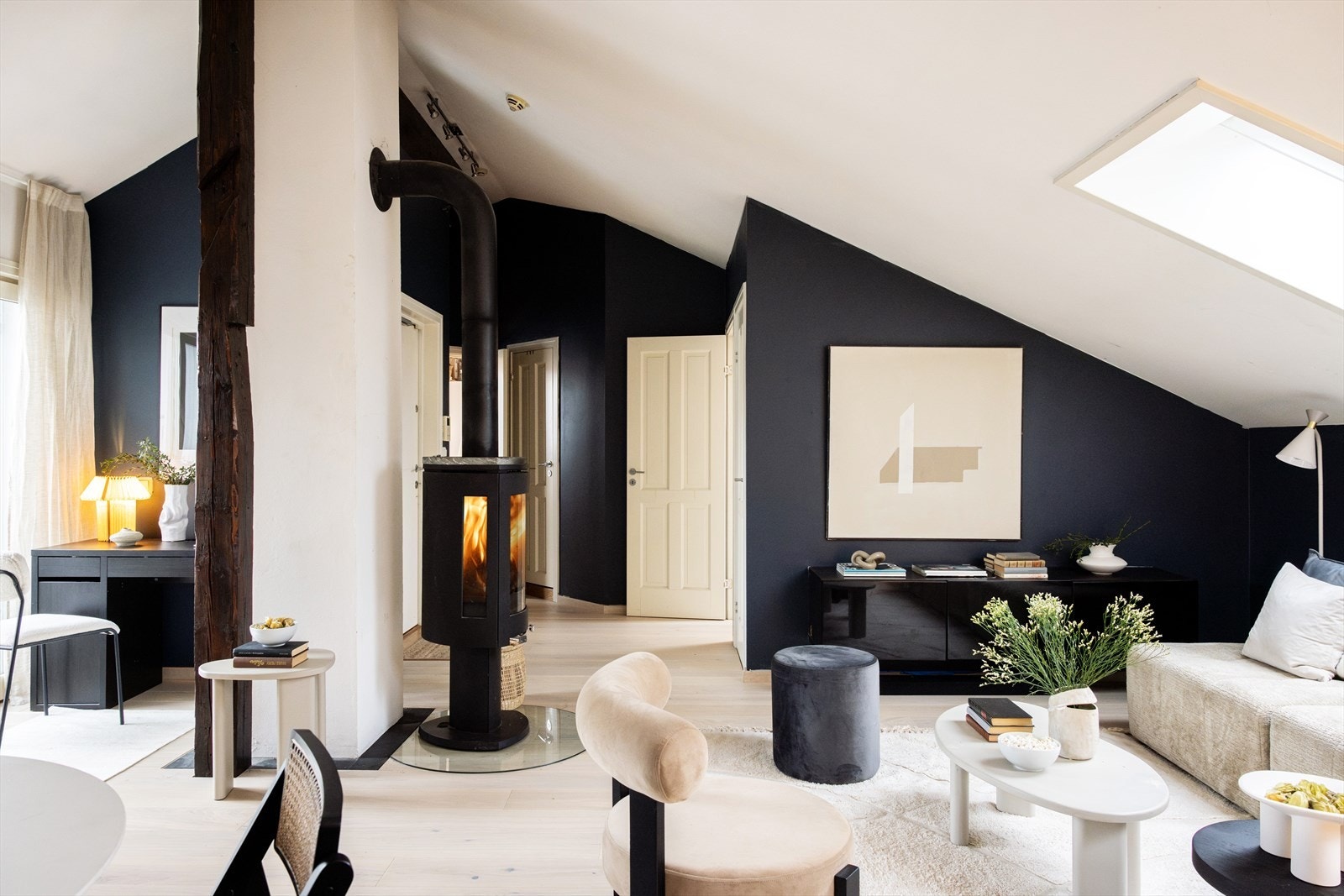 - Gulvflater er belagt med en-stavs parkett fra 2025 - Galleribilde