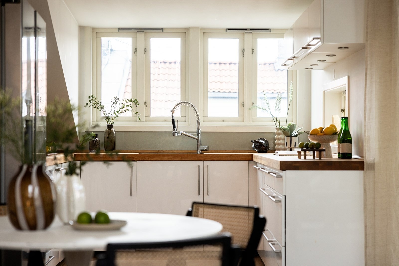 - Integrert induksjonstopp, stekeovn og oppvaskmaskin. Benkebereder. Ventilator over kokeplass - Galleribilde