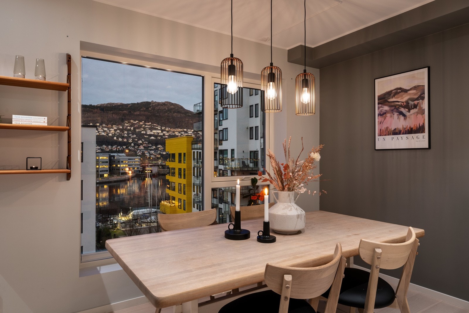 - Leiligheten har gjennomgående god standard og det ble gjort oppgraderinger på kjøkken, gulv og lagt til ekstra spotter under byggeprosessen - Galleribilde