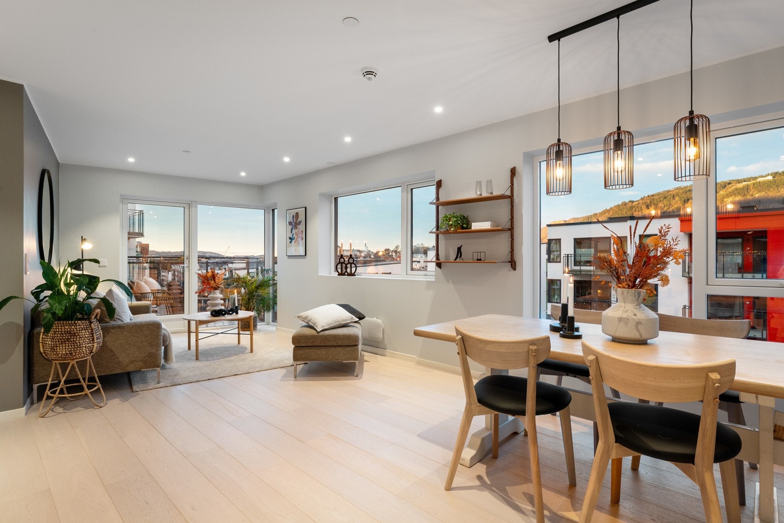 - Det er god plass til å innrede stuen med sofagruppe - Galleribilde