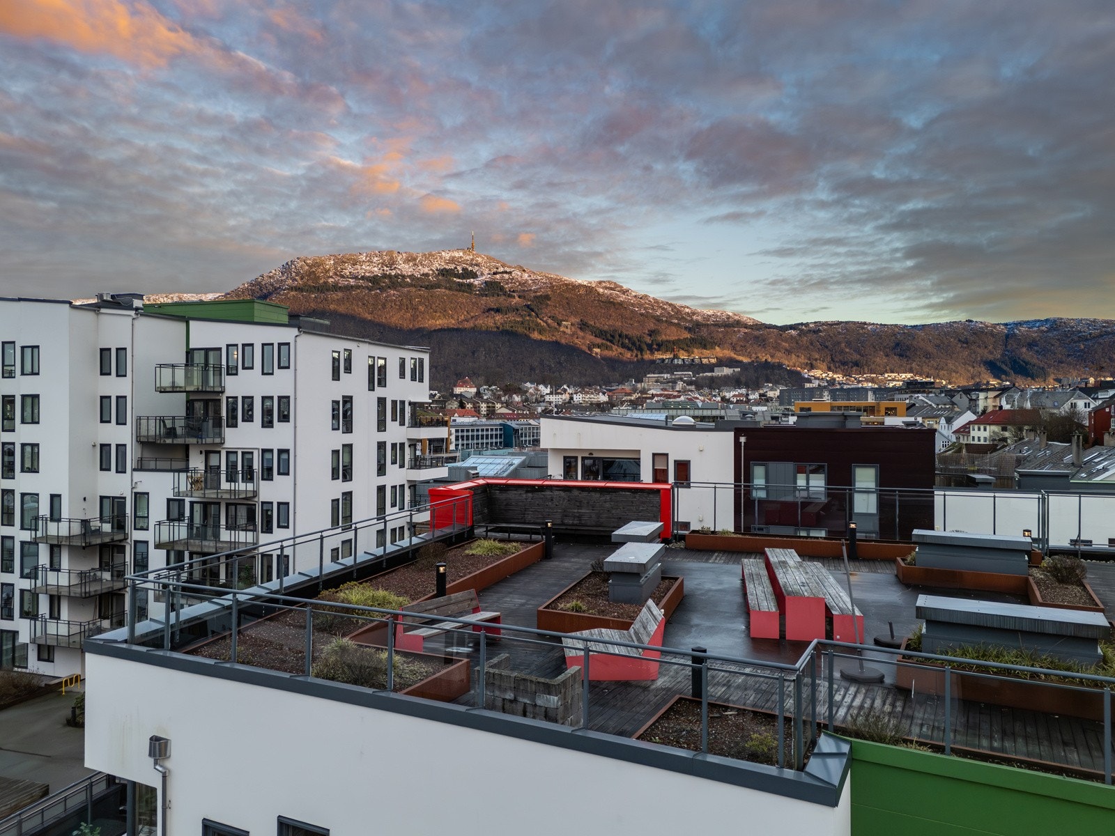 - Sameiet har en felles takterrasse møblert med langbord, benker, lenestoler i tre og blomsterbed. Her er det rikelig med plass til å samle vennegjengen på middager eller nyte deilige dager i solsteiken - Galleribilde