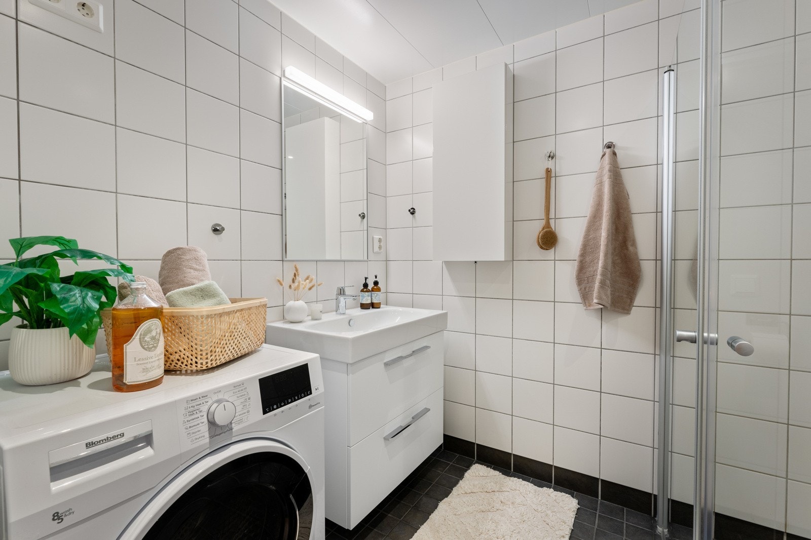 - Badet er delikat helfliset og har et lyst preg - Galleribilde