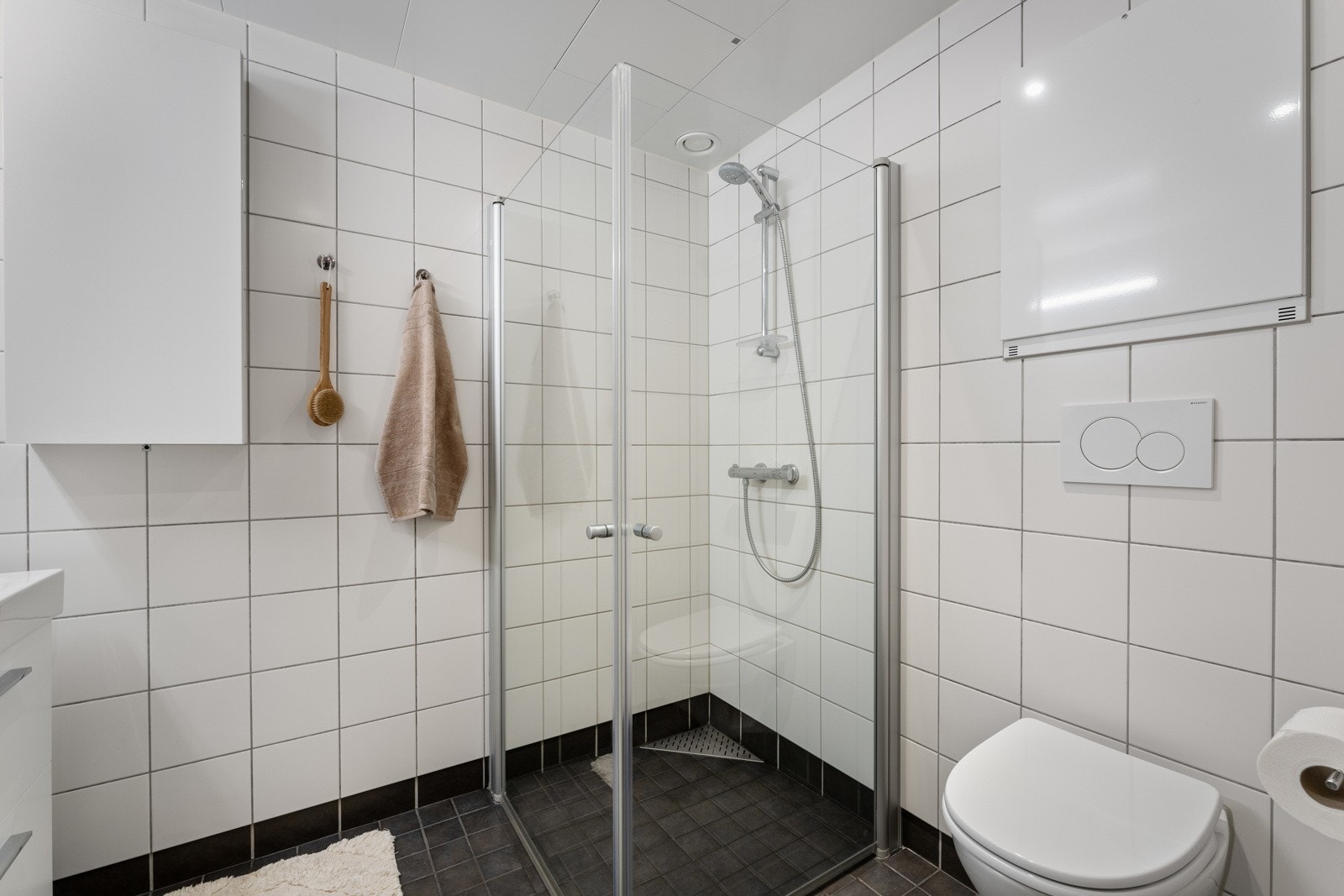 - Vannbåren gulvvarme og downlights i himling. Badet kombineres også som vaskerom - Galleribilde