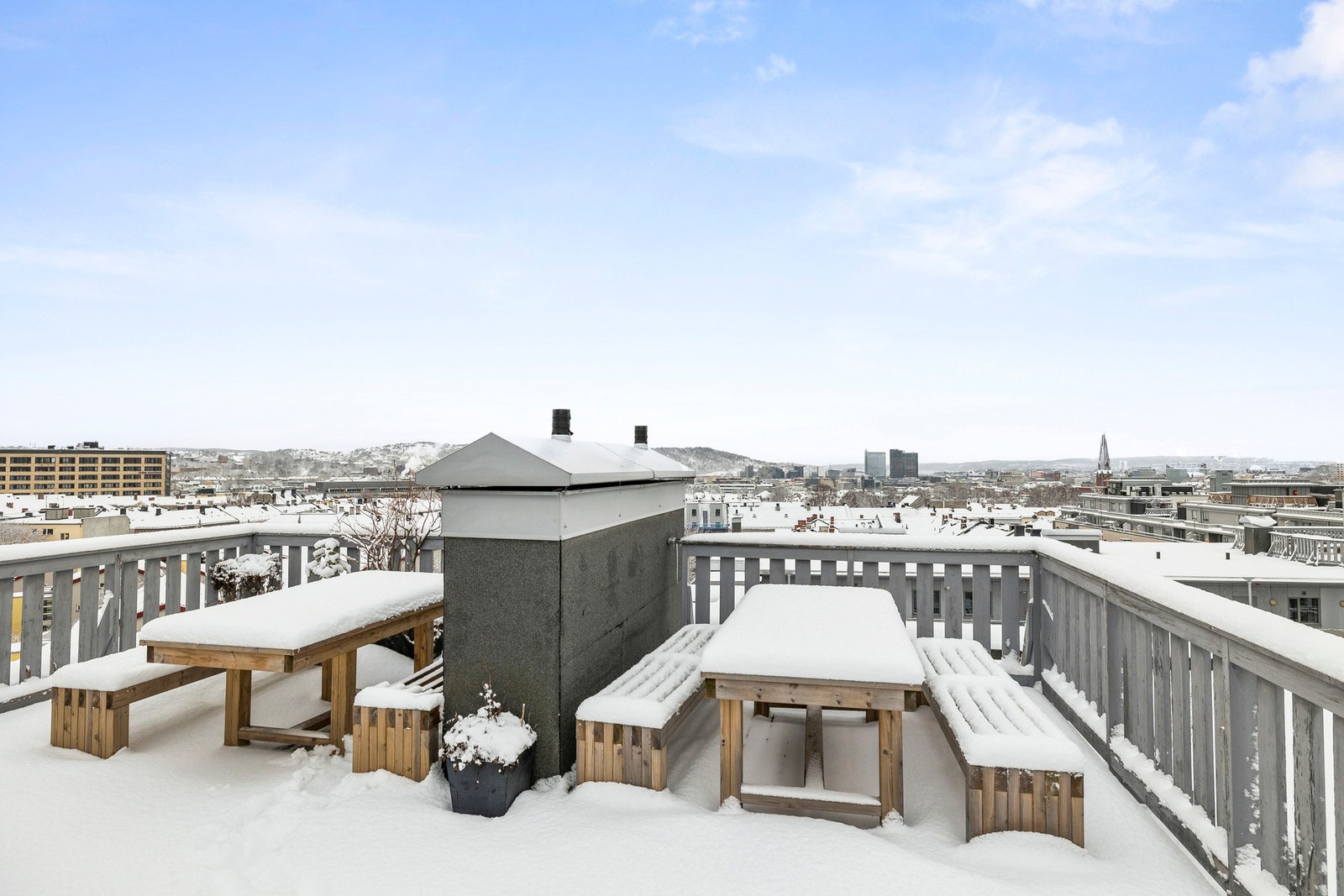 Flott og solrik takterrasse hvor man kan nyte sammenkomster med gode venner og familie. Galleribilde