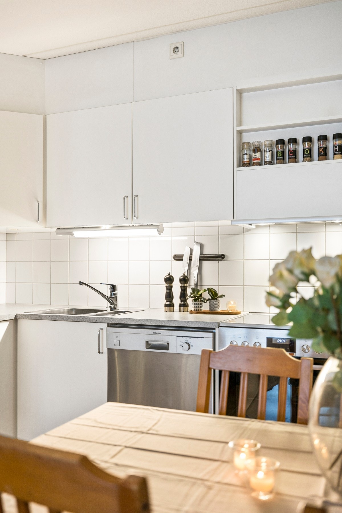 Her vil du bo i et attraktivt og levende nabolag på Grünerløkka, med umiddelbar nærhet til offentlig kommunikasjon, flotte parkområder, restauranter, shopping og et rikt utvalg av diverse fasiliteter og servicetilbud. Galleribilde