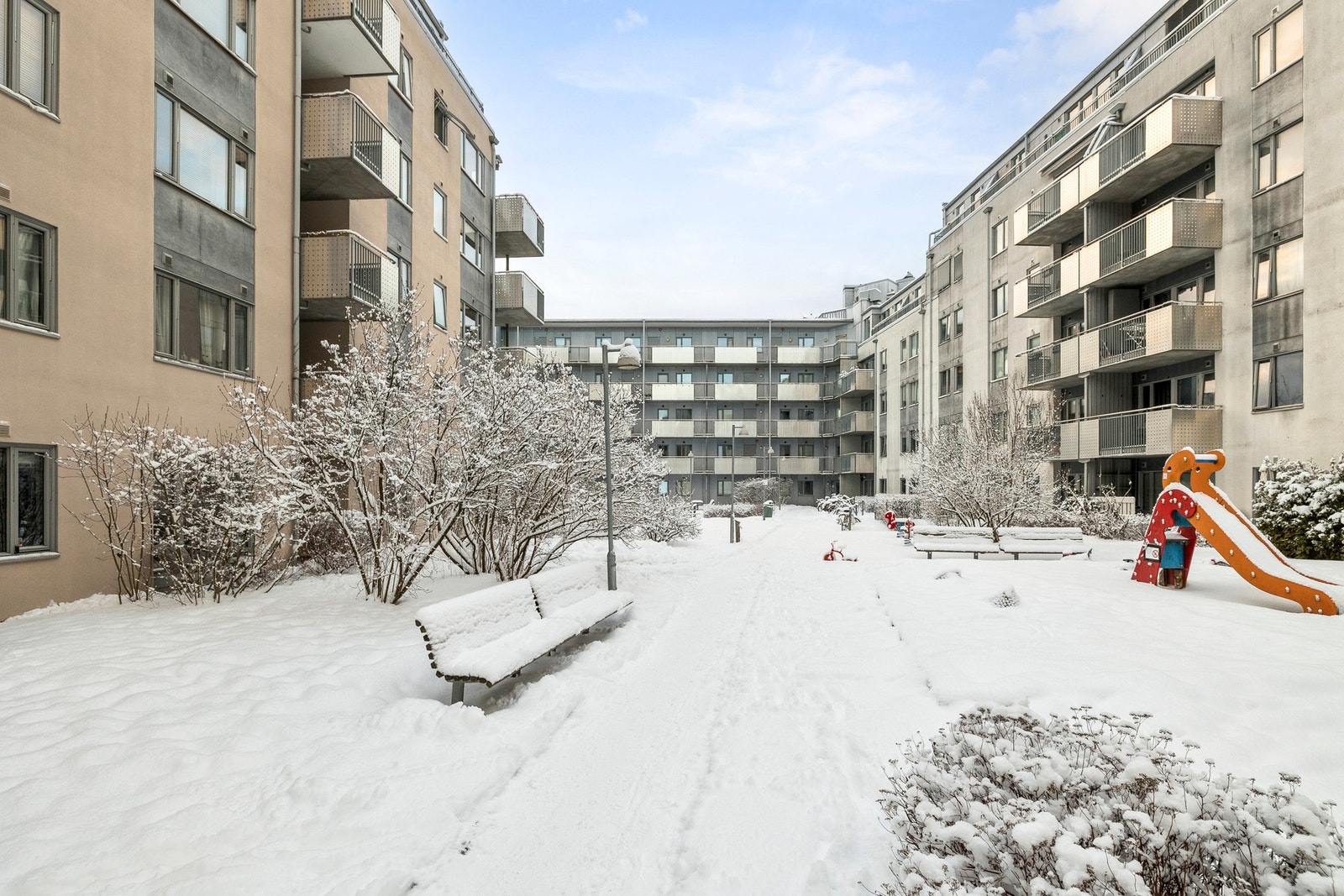 Boligen vender mot bakgård, trikken er 1. minutt unna. Samt "alt" annet man behøver i hverdagen Galleribilde