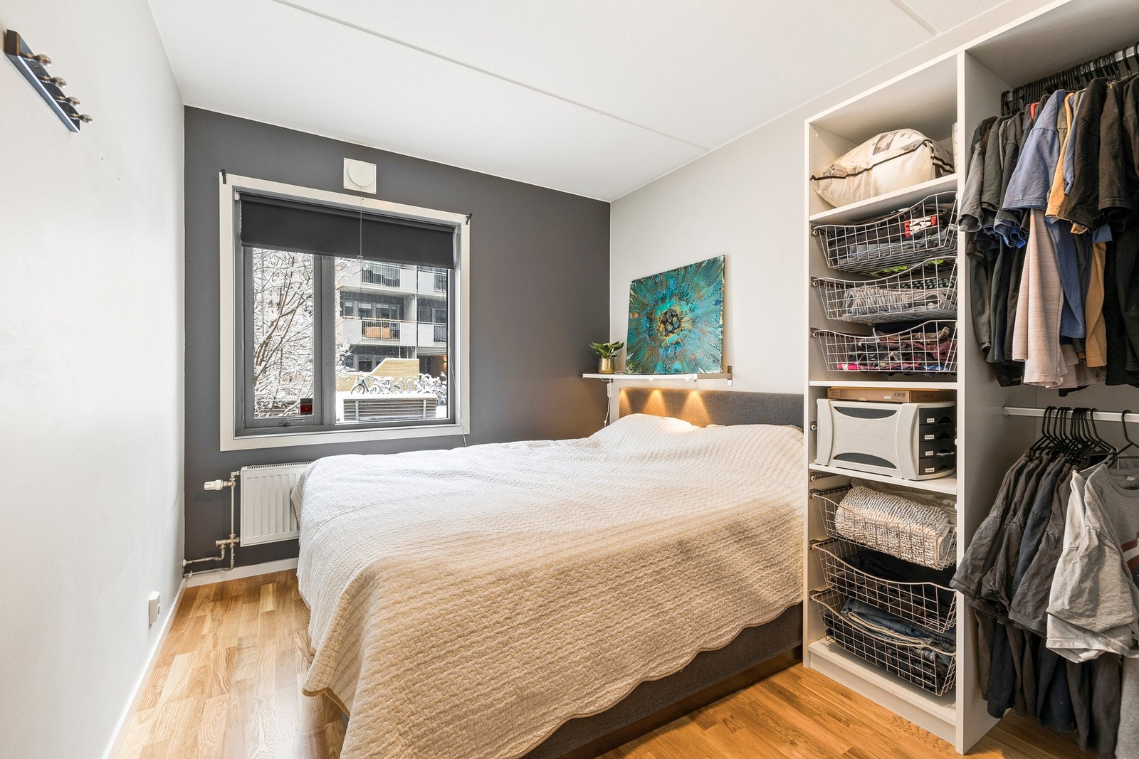 Romslig soverom som vender mot bakgård. Galleribilde